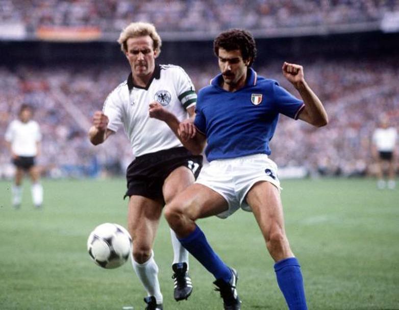 Giuseppe Bergomi e Karl-Heinz Rummenigge   (Germania) durante la finale di Coppa del mondo in Spagna nel 1982 . Omega